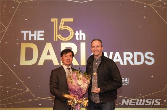 [서울=뉴시스] 지난 3일(현지시간) LA 인터콘티넨탈 센츄리시티 호텔에서 열린 ‘제15회 다리어워드(Dari Awards)’에서 ‘올해의 인물’상을 수상한 톰 퀸(Tom Quinn) 네온 대표(오른쪽).(사진=한국콘텐츠진흥원 제공) 2019.12.5 photo@newsis.com