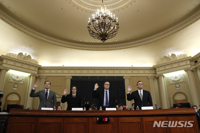  [워싱턴=AP/뉴시스]4일(현지시간) 미국 워싱턴D.C.에 위치한 국회의사당에서 하원 법사위원회의 도널드 트럼프 대통령 탄핵조사 공개청문회가 열리고 있다. 사진은 청문회에 출석한 법률 전문가들이 진술에 앞서 선서하는 모습. 왼쪽부터 노아 펠드먼 하버드대 법학교수, 파멜라 칼란 스탠퍼드대 법학교수, 마이클 게르하르트 노스캐롤라이나대 법학교수, 조너선 털리 조지워싱턴대 법학교수가 자리했다. 2019.12.5.&nbsp; 