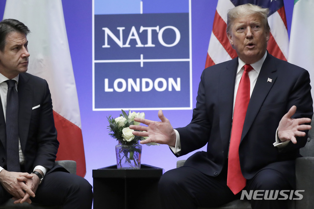 [왓포드=AP/뉴시스] 북대서양조약기구(NATO·나토) 정상회의 참석 차 영국 런던을 방문한 도널드 트럼프(오른쪽)미국 대통령이 4일(현지시간) 주세페 콘테 이탈리아 총리와의 회담을 하고 있다. 그는 이 자리에서 미 하원의 탄핵 청문회에 대한 질문이 나오자 "우스운 일"이라며 민주당을 조롱했다. 2019.12.5.