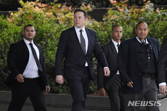[로스앤젤레스=AP/뉴시스] 4일(현지시간) 일론 머스크(왼쪽에서 두 번째) 테슬라 최고경영자(CEO)가 로스앤젤레스(LA) 연방지방법원에 출석하고 있다. 그는 지난 7월 '태국 동굴 소년' 구조에 참여한 영국 잠수부를 향해 '소아성애자(pedo guy)'라고 막말을 한 뒤 7만5000달러의 배상액을 요구하는 소송에 처했다. 2019.12.6.