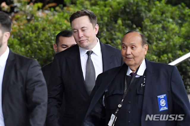 [로스앤젤레스=AP/뉴시스] 전기차 제조업체 테슬라의 최고경영자(CEO) 일론 머스크(오른쪽 두번째)가 4일(현지시간)로스앤젤레스(LA) 연방지방법원에 도착한 모습. 그는 '태국 동굴 소년' 사건 에서 구조에 참여한 영국 잠수부 버넌 언스워스를 향해 "소아성애자(pedo guy)"라고 트윗해 고소됐다. 2019.12.24.