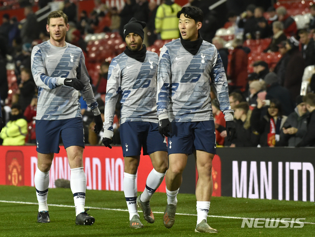 [맨체스터=AP/뉴시스]토트넘 손흥민이 4일(현지시간) 영국 맨체스터의 올드 트래포드에서 열리는 2019-2020 잉글랜드 프로축구 프리미어리그(EPL) 15라운드 맨유와의 경기를 앞두고 동료들과 몸을 풀고 있다. 손흥민은 풀타임을 소화하며 공격 포인트를 올리진 못했으나 팀 내에서 2번째로 높은 평점 7.3점을 받았다. 토트넘은 1-2로 패해 무리뉴 감독의 연승 행진은 3경기로 끝났다. 2019.12.05.