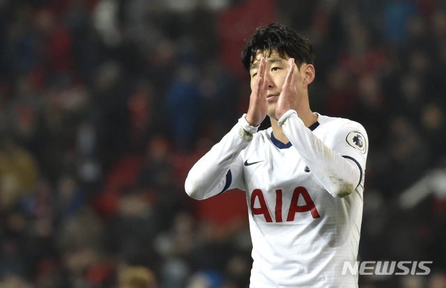 [런던=AP/뉴시스] 오른팔 골절상 부상으로 유럽축구연맹(UEFA) 챔피언스리그 16강 2차전 RB 라이프치히 원정 경기에 결장하는 손흥민. 2019.12.04.