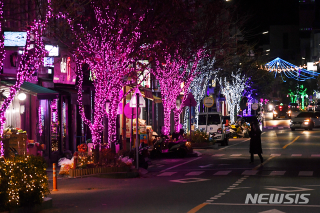 [남해=뉴시스]차용현 기자 = 지난 4일 오후 경남 남해군 남해읍 빛의 거리에 형형색색의 조명들이 불을 밝혀 연말연시 분위기를 한껏 북돋아 주고 있다. 2019.12.05. con@newsis.com