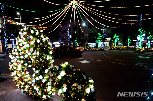 [남해=뉴시스]차용현 기자 = 지난 4일 오후 경남 남해군 남해읍 빛의 거리에 형형색색의 조명들이 불을 밝혀 연말연시 분위기를 한껏 북돋아 주고 있다. 2019.12.05. con@newsis.com