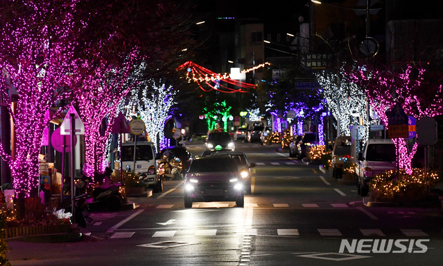 [남해=뉴시스]차용현 기자 = 지난 4일 오후 경남 남해군 남해읍 빛의 거리에 형형색색의 조명들이 불을 밝혀 연말연시 분위기를 한껏 북돋아 주고 있다. 2019.12.05. con@newsis.com