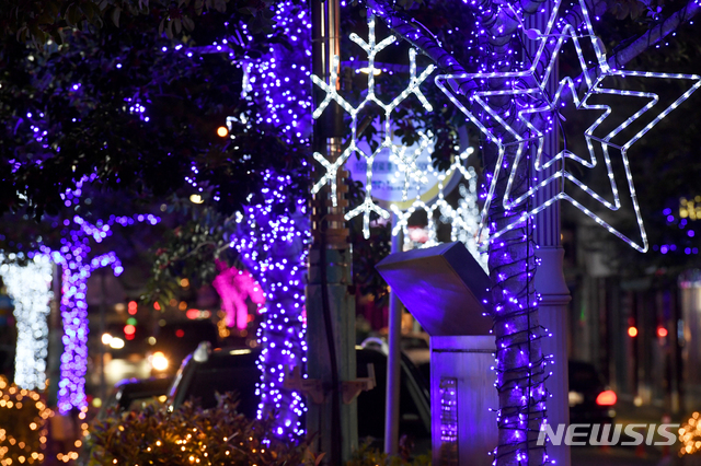 [남해=뉴시스]차용현 기자 = 지난 4일 오후 경남 남해군 남해읍 빛의 거리에 형형색색의 조명들이 불을 밝혀 연말연시 분위기를 한껏 북돋아 주고 있다. 2019.12.05. con@newsis.com