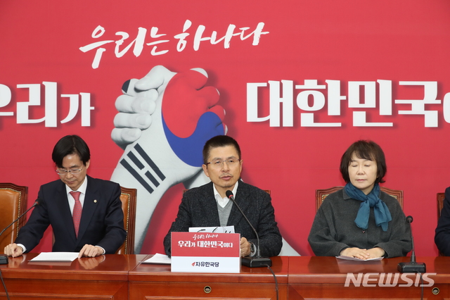 [서울=뉴시스] 고승민 기자 = 황교안 자유한국당 대표가 5일 서울 여의도 국회에서 열린 당 최고위원회의에서 모두발언하고 있다. 2019.12.05.kkssmm99@newsis.com