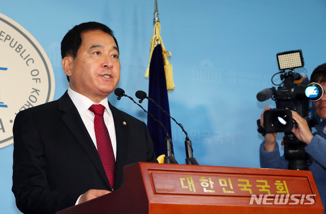 [서울=뉴시스] 장세영 기자 = 심재철 자유한국당 의원이 5일 오전 서울 여의도 국회 정론관에서 기자회견을 열고 자유한국당 원내대표 경선 출마 선언 발표를 하고 있다. 2019.12.05. photothink@newsis.com