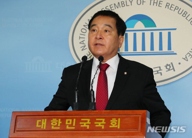 [서울=뉴시스] 장세영 기자 = 심재철 자유한국당 의원이 5일 오전 서울 여의도 국회 정론관에서 기자회견을 열고 자유한국당 원내대표 경선 출마 선언 발표를 하고 있다. 2019.12.05.&nbsp; photothink@newsis.com