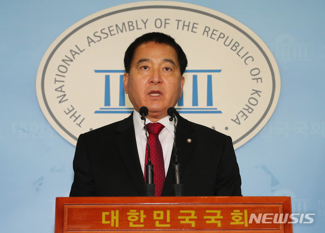 [서울=뉴시스] 장세영 기자 = 심재철 자유한국당 의원이 5일 오전 서울 여의도 국회 정론관에서 기자회견을 열고 자유한국당 원내대표 경선 출마 선언 발표를 하고 있다. 2019.12.05. photothink@newsis.com