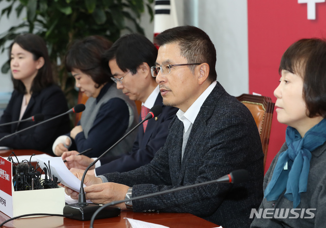 [서울=뉴시스] 고승민 기자 = 황교안 자유한국당 대표가 5일 서울 여의도 국회에서 열린 당 최고위원회의에서 모두발언하고 있다. 2019.12.05. kkssmm99@newsis.com