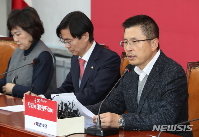 [서울=뉴시스] 고승민 기자 = 황교안 자유한국당 대표가 5일 서울 여의도 국회에서 열린 당 최고위원회의에서 모두발언하고 있다. 2019.12.05.kkssmm99@newsis.com