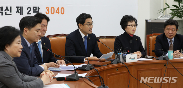 [서울=뉴시스]김명원 기자 = 오신환 바른미래당 원내대표가 5일 오전 서울 여의도 국회 바른미래당 회의실에서 열린 제66차 원내정책회의에 참석해 현안 관련 모두발언을 하고 있다. 2019.12.05. kmx1105@newsis.com