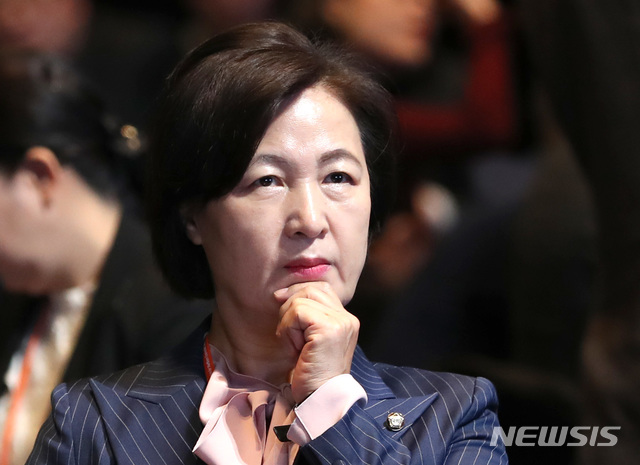 [서울=뉴시스] 전진환 기자 = 국회 한-러 CIS 의회회교포럼 회장인 추미애 더불어민주당 의원이 5일 오전 2019 북방포럼이 열린 서울 중구 신라호텔에서 생각에 잠겨 있다. 2019.12.05.&nbsp;&nbsp;&nbsp; amin2@newsis.com