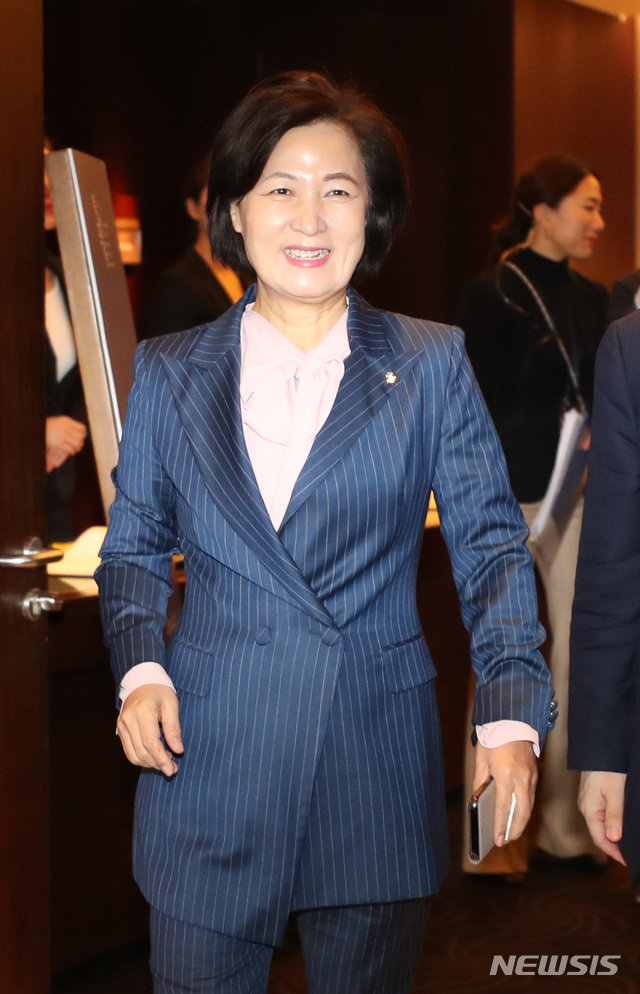 [서울=뉴시스] 전진환 기자 = 국회 한-러 CIS 의회회교포럼 회장인 추미애 더불어민주당 의원이 5일 오전 2019 북방포럼이 열린 서울 중구 신라호텔에서 행사에 앞서 환담장으로 들어오고 있다. 2019.12.05.&nbsp;&nbsp;&nbsp;&nbsp;&nbsp;&nbsp;&nbsp; amin2@newsis.com