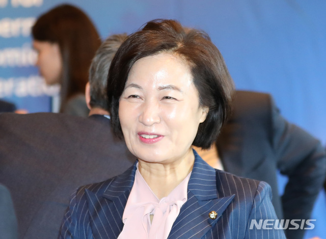 [서울=뉴시스] 전진환 기자 = 국회 한-러 CIS 의회회교포럼 회장인 추미애 더불어민주당 의원이 5일 오전 2019 북방포럼이 열린 서울 중구 신라호텔에서 참석자들과 환담하고 있다. 2019.12.05.&nbsp;&nbsp;&nbsp;&nbsp;&nbsp;&nbsp;&nbsp; amin2@newsis.com