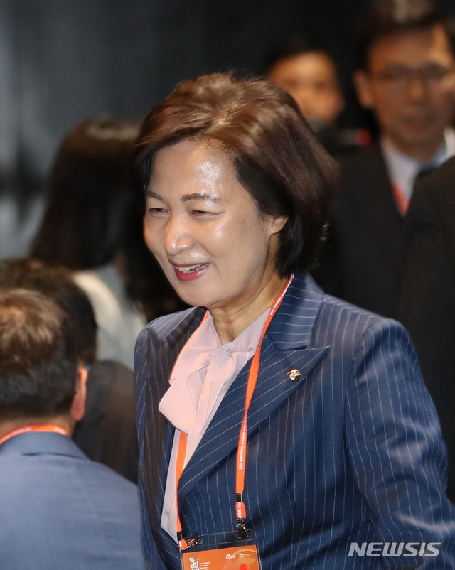 [서울=뉴시스] 전진환 기자 = 국회 한-러 CIS 의회회교포럼 회장인 추미애 더불어민주당 의원이 5일 오전 2019 북방포럼이 열린 서울 중구 신라호텔 행사장으로 들어오고 있다. 2019.12.05.&nbsp;&nbsp;&nbsp; amin2@newsis.com