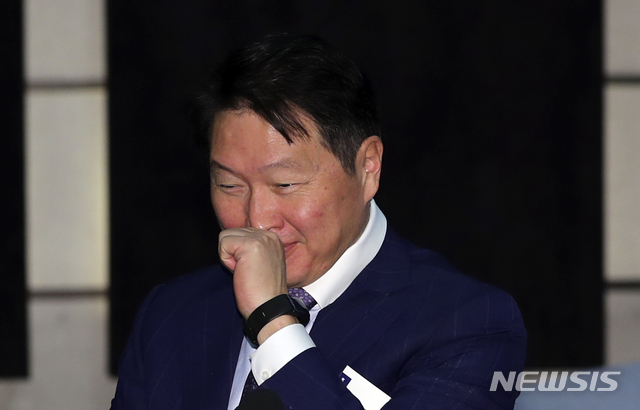 [서울=뉴시스]최진석 기자 = 최태원 SK그룹 회장이 5일 오전 서울 중구 웨스틴조선호텔에서 열린 '제2회 한중 기업인 및 전직 정부고위인사 대화'에 참석해 미소를 짓고 있다. 2019.12.05.myjs@newsis.com