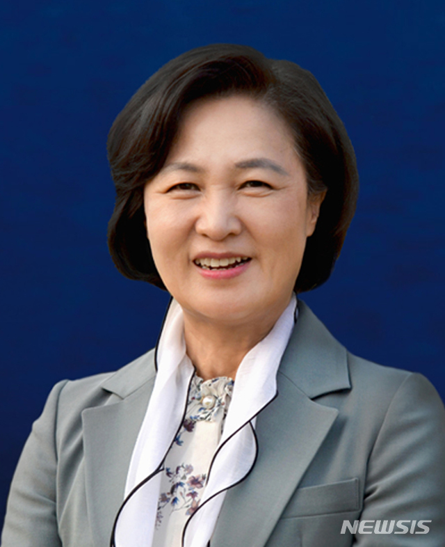 [서울=뉴시스]문재인 대통령은 5일 신임 법무부 장관에 추미애 더불어민주당 의원을 내정했다. (사진=청와대 제공) 2019.12.05. photo@newsis.com