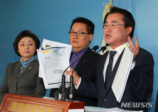 [서울=뉴시스] 장세영 기자 = 최경환(오른쪽) 대안신당 의원과 대안신당 의원들은 5일 오전 서울 여의도 국회 정론관에서 기자회견을 열고 5.18 문서를 공개와 함께 발표를 있다. 2019.12.05.&nbsp; photothink@newsis.com