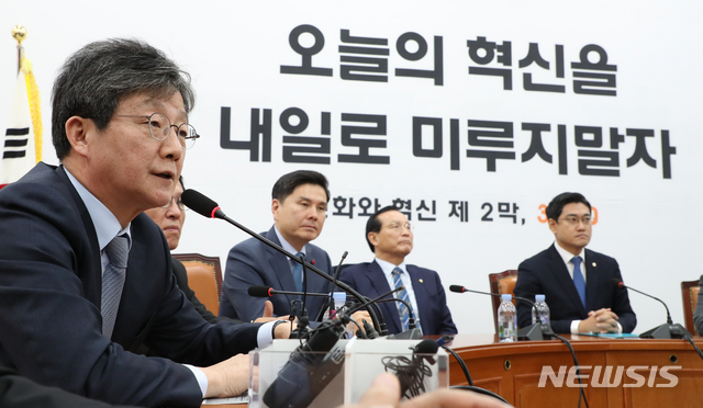 [서울=뉴시스]김명원 기자 = 유승민 전 변혁 대표가 5일 오전 서울 여의도 국회 바른미래당 회의실에서 '변혁' 비상행동 회의에 참석해 모두발언을 하고 있다. 2019.12.05. kmx1105@newsis.com