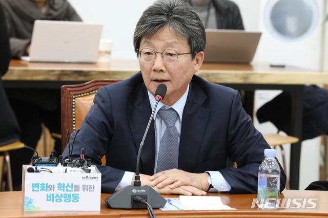 [서울=뉴시스]김명원 기자 = 유승민 전 변혁 대표가 5일 오전 서울 여의도 국회 바른미래당 회의실에서 '변혁' 비상행동 회의에 참석해 모두발언을 하고 있다. 2019.12.05. kmx1105@newsis.com