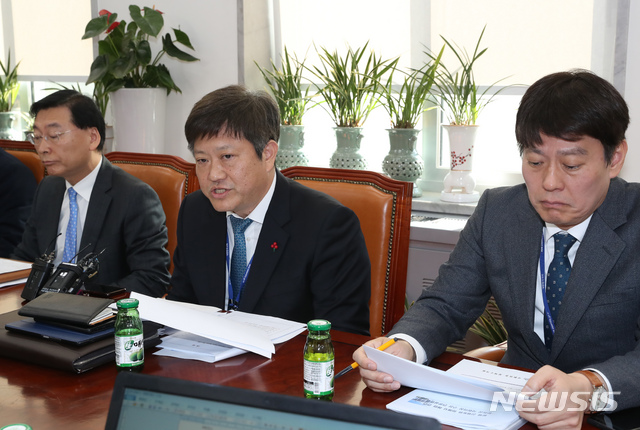 [서울=뉴시스] 고승민 기자 = 최광필 국회 정책수서비서관이 5일 서울 여의도 국회에서 '강제징용 동원 해법관련 문희상 의장 구상' 언론설명회를 하고 있다. 2019.12.05.kkssmm99@newsis.com