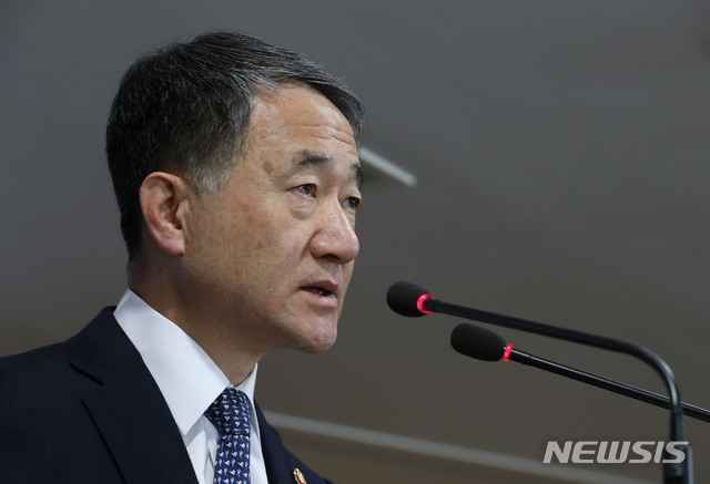 [서울=뉴시스]박미소 기자 = 박능후 보건복지부 장관이 5일 오전 서울 종로구 정부서울청사 브리핑룸에서 'K-뷰티 미래화장품 육성방안 주요대책'을 발표하고 있다. 보건복지부는 '2022년까지 세계 100대 기업 4개에서 7개로, 일자리 7만 개 창출'이란 목표로 화장품산업 기초소재 및 신기술 연구개발을 확대 추진하며, 제조자 표기의무 삭제, 맞춤형화장품 신설 및 지식재산권 침해 대응에 강화할 것이며 신남방 진출 지원할 예정이라고 밝혔다. 2019.12.05. misocameara@newsis.com