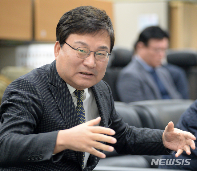 [전주=뉴시스] 김얼 기자= 이상직 중소벤처기업진흥공단 이사장은 5일 전북 전주시 전북도의회 기자실을 방문해 간담회를 갖고 질의에 답변하고 있다. 2019.12.05. pmkeul@newsis.com