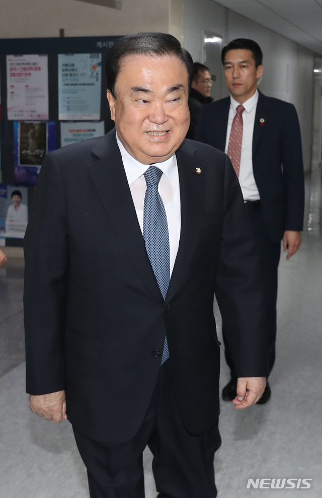 [서울=뉴시스] 고승민 기자 = 문희상 국회의장이 5일 서울 여의도 국회 의원회관에서 오신환 바른미래당 원내대표를 만나기 위해 자신의 의원실로 향하고 있다. 2019.12.05.kkssmm99@newsis.com