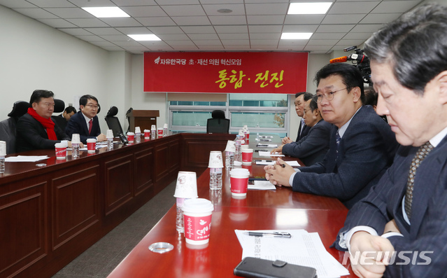 [서울=뉴시스] 고승민 기자 = 5일 서울 여의도 국회 의원회관에서 자유한국당 초재선 의원 혁신모임 '통합, 전진'이 열리고 있다. 백승주 의원이 발언하고 있다. 2019.12.05.kkssmm99@newsis.com