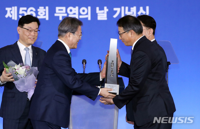 [서울=뉴시스]박영태 기자 = 문재인 대통령이 5일 오전 서울 강남구 삼성동 코엑스에서 열린 제56회 무역의 날 기념식에 참석해 강병창 솔브레인 대표에게 5억불 수출의 탑을 수여하고 있다. 2019.12.05. since1999@newsis.com