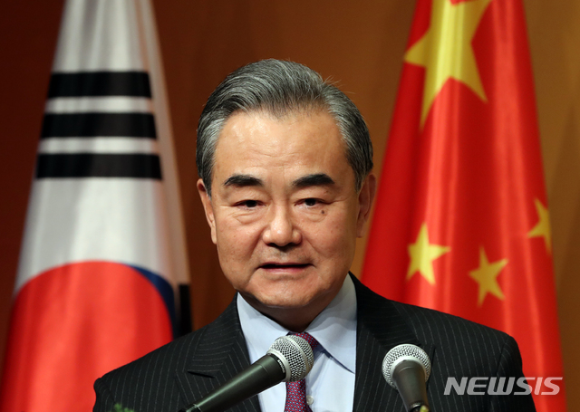 [서울=뉴시스] 전진환 기자 = 왕이 중국 국무위원 겸 외교부장이 5일 오후 한중 우호 오찬회가 열린 서울 중구 신라호텔 영빈관에서 인사말을 하고 있다. 2019.12.05.&nbsp;&nbsp;&nbsp;&nbsp; amin2@newsis.com