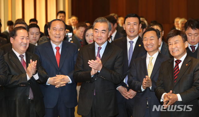 [서울=뉴시스] 전진환 기자 = 왕이 중국 국무위원 겸 외교부장이 5일 오후 한중 우호 오찬회가 열린 서울 중구 신라호텔 영빈관에서 이수성 전 국무총리의 환영사에 박수치고 있다. 2019.12.05.        amin2@newsis.com