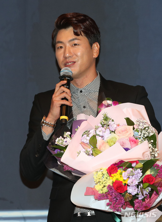 [서울=뉴시스] 고범준 기자 = 5일 오후 서울 서초구 엘타워에서 열린 2019 제7회 한국프로야구 은퇴선수의 날 시상식에서 최고의 투수상을 수상한 김광현 SK와이번스 선수가 소감을 말하고 있다. 2019.12.05. bjko@newsis.com