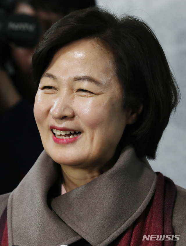 [서울=뉴시스]김명원 기자 = 추미애 법무부 장관 후보자가 5일 오후 서울 여의도 국회 의원회관 추미애 의원실 앞에서 소감을 밝히고 있다. 2019.12.05. kmx1105@newsis.com