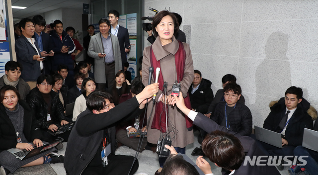 [서울=뉴시스]김명원 기자 = 추미애 법무부 장관 후보자가 5일 오후 서울 여의도 국회 의원회관 추미애의원실 앞에서 소감을 밝히고 있다. 2019.12.05. kmx1105@newsis.com