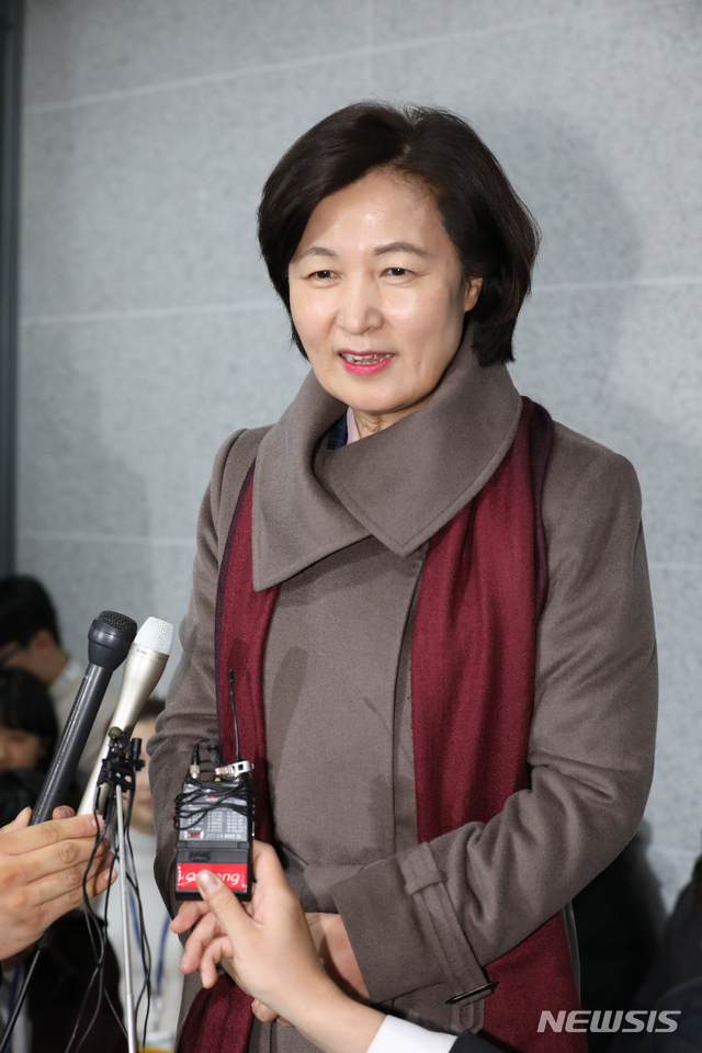 [서울=뉴시스]김명원 기자 = 추미애 법무부 장관 후보자가 5일 오후 서울 여의도 국회 의원회관 추미애의원실 앞에서 소감을 밝히고 있다. 2019.12.05. kmx1105@newsis.com