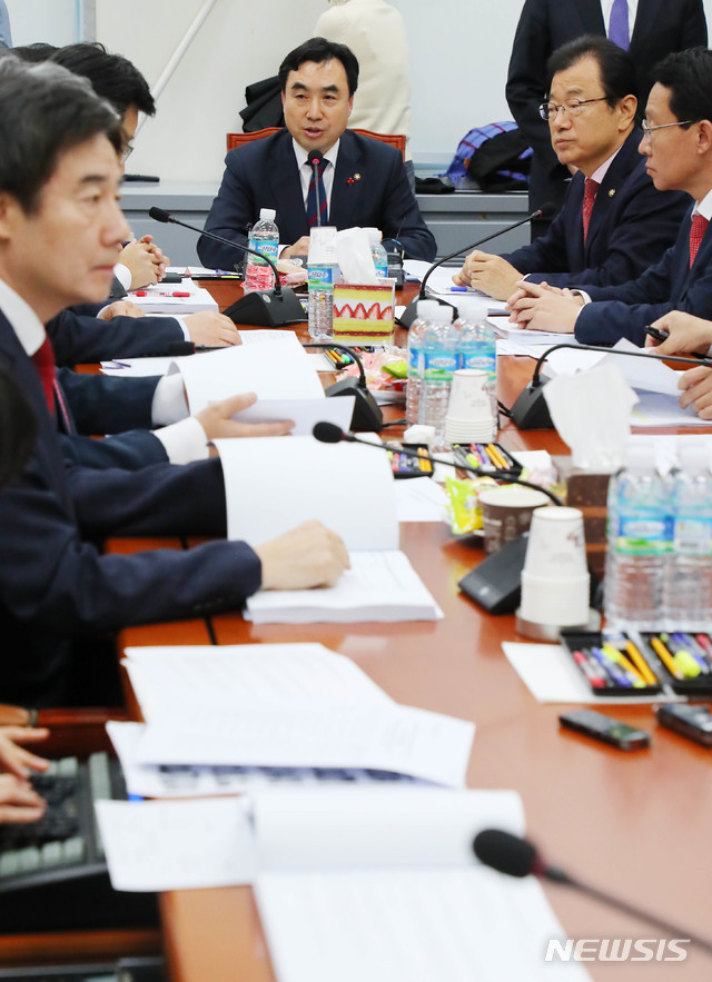 [서울=뉴시스] 장세영 기자 = 윤관석 국토교통위원회 소위원장이 5일 오후 서울 여의도 국회 국토교통위원회 교통법안심사소위원회에 참석해 회의를 주재하고 있다. 2019.12.05. photothink@newsis.com