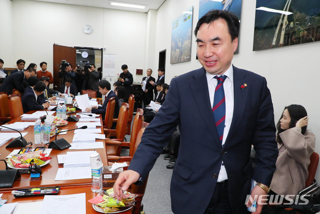 [서울=뉴시스] 장세영 기자 = 윤관석 국토교통위원회 소위원장이 5일 오후 서울 여의도 국회에서 열린 국토교통위원회 교통법안심사소위원회에 참석하고 있다. 2019.12.05.&nbsp; photothink@newsis.com 