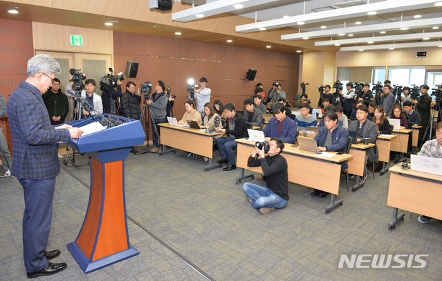 [울산=뉴시스] 배병수 기자 = 김기현 전 울산시장의 측근비리 수사사건의 최초 제보자인 송병기 울산시 경제부시장은 5일 오후 울산시청 프레스센터에서 기자회견을 열고 입장을 밝히고 있다. 2019.12.05. bbs@newsis.com