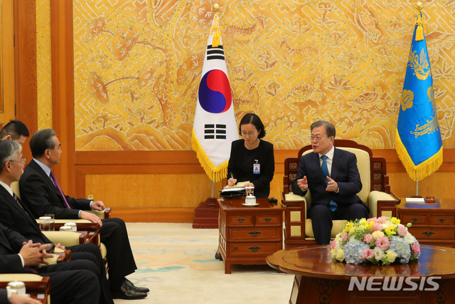 [서울=뉴시스]배훈식 기자 = 문재인 대통령이 5일 청와대에서 왕이 중국 외교부장과접견하고 있다. 2019.12.05. dahora83@newsis.com