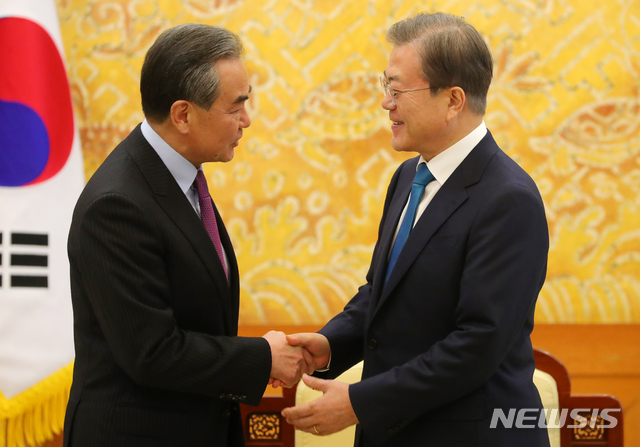 [서울=뉴시스]배훈식 기자 = 문재인 대통령이 5일 청와대에서 왕이 중국 외교부장을 접견하며 악수하고 있다. 2019.12.05.&nbsp; dahora83@newsis.com