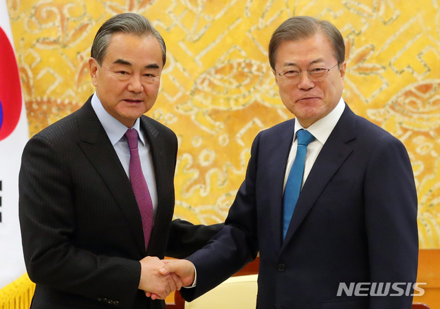 [서울=뉴시스]배훈식 기자 = 문재인 대통령이 5일 청와대에서 왕이 중국 외교부장을 접견하며 악수하고 있다. 2019.12.05.&nbsp; dahora83@newsis.com