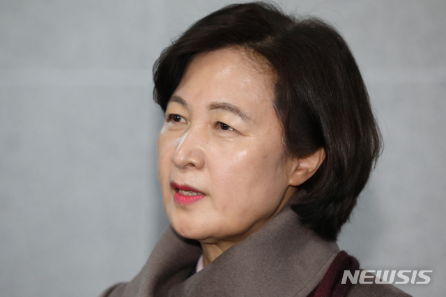 [서울=뉴시스]김명원 기자 = 추미애 법무부 장관 후보자가 지난 5일 오후 서울 여의도 국회 의원회관 추미애의원실 앞에서 소감을 밝히고 있다. 2019.12.05. kmx1105@newsis.com