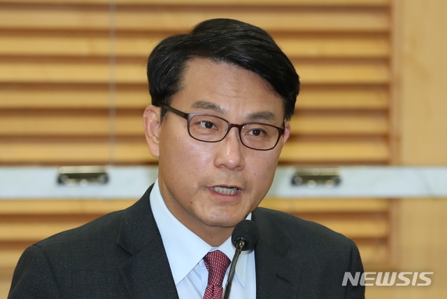 [서울=뉴시스] 고승민 기자 = 윤상현 자유한국당 의원이 5일 서울 여의도 국회 의원회관에서 당 원내대표 경선 출마 기자회견을 하고 있다. 2019.12.05. kkssmm99@newsis.com 