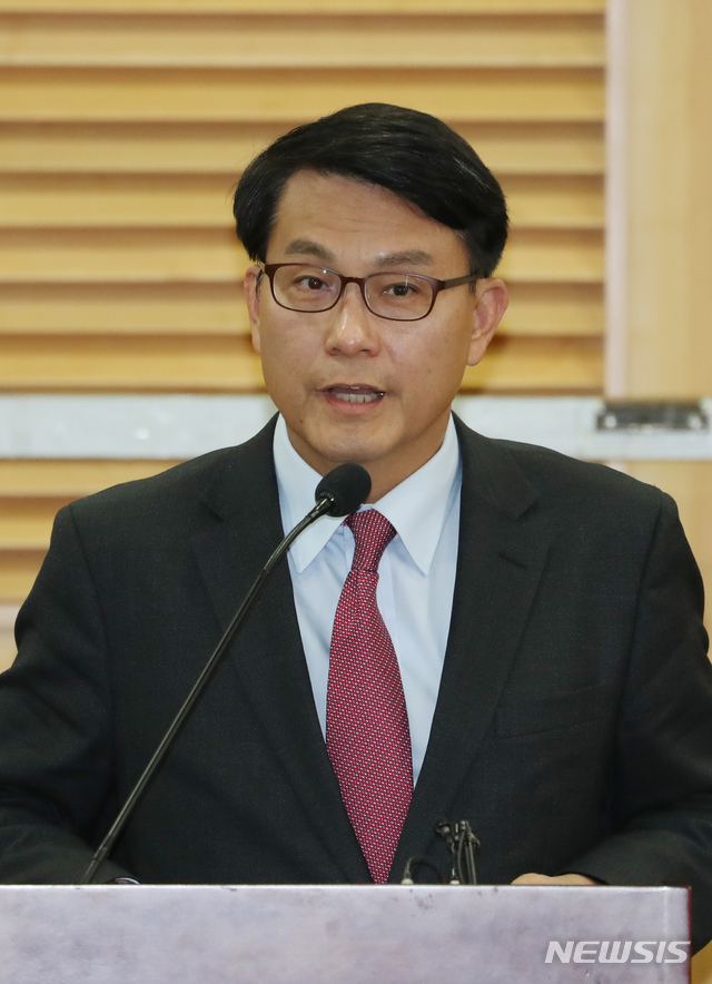 [서울=뉴시스] 고승민 기자 = 윤상현 자유한국당 의원이 5일 서울 여의도 국회 의원회관에서 당 원내대표 경선 출마 기자회견을 하고 있다. 2019.12.05. kkssmm99@newsis.com