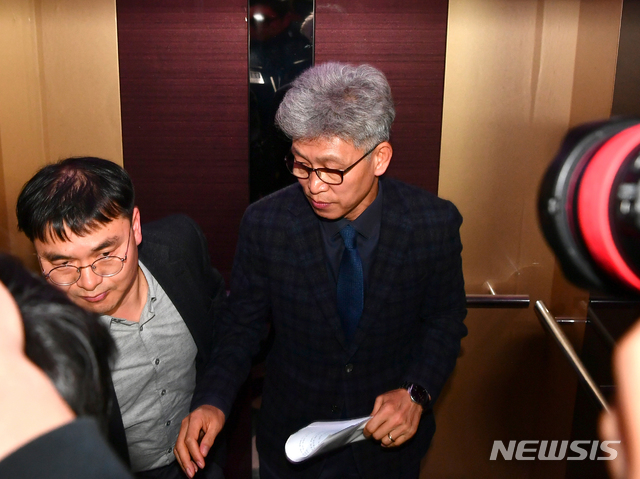 [서울=뉴시스]송병기 울산시 경제부시장이 5일 울산시청 프레스센터에서 자신의 청와대 첩보 제공 논란과 관련한 입장을 표명한 후 엘리베이터를 타고 있다. (사진=경상일보 제공) 2019.12.05.&nbsp; photo@newsis.com