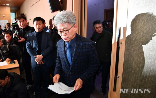 [서울=뉴시스]송병기 울산시 경제부시장이 5일 자신의 청와대 첩보 제공 논란과 관련한 입장을 표명하기 위해 울산시청 프레스센터에 들어서고 있다. (사진=경상일보 제공) 2019.12.05.&nbsp; photo@newsis.com 